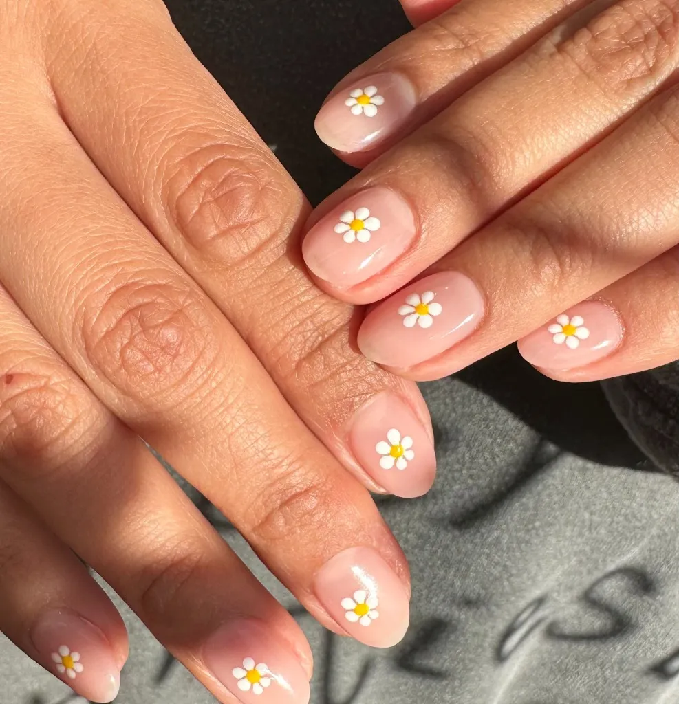 Daisy floral gel nail art mobile service